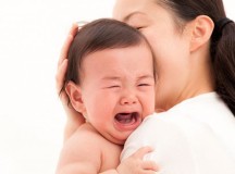 Cách để bảo mẫu dỗ bé khóc