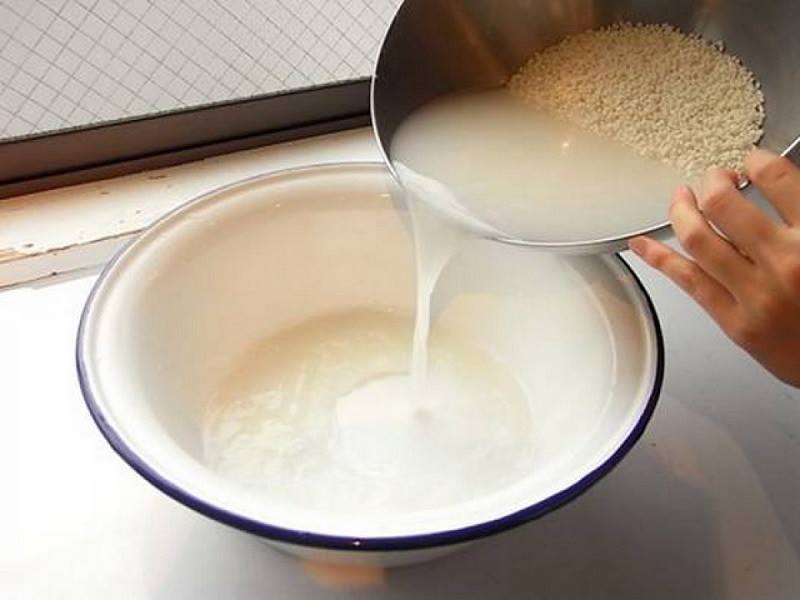 Mẹo làm sạch thớt bằng nước vo gạo