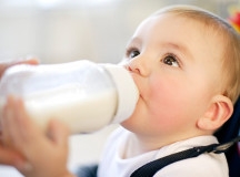 Điều cần tránh khi pha sữa cho em bé