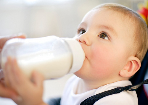 Điều cần tránh khi pha sữa cho em bé