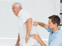 Người bị loãng xương thường hay bị đau lưng