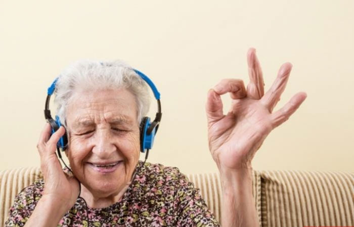 Nghe nhạc giúp người cao tuổi cảm thấy yêu đời hơn
