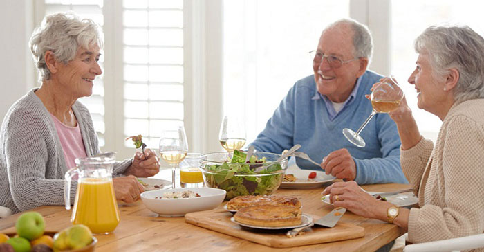 Người già ăn đồ dầu mỡ sẽ ảnh hưởng đến sức khỏe và có nhiều nguy cơ mắc các bệnh lý hơn