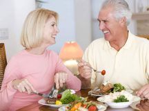 Người già nên chọn những thực phẩm phù hợp để cải thiện sức khỏe