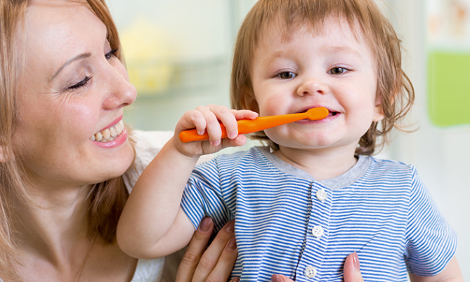 Dạy bé cách đánh răng để có hàm răng khỏe đẹp.