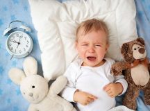 Em bé khóc đêm có thể do đau bụng sinh lý