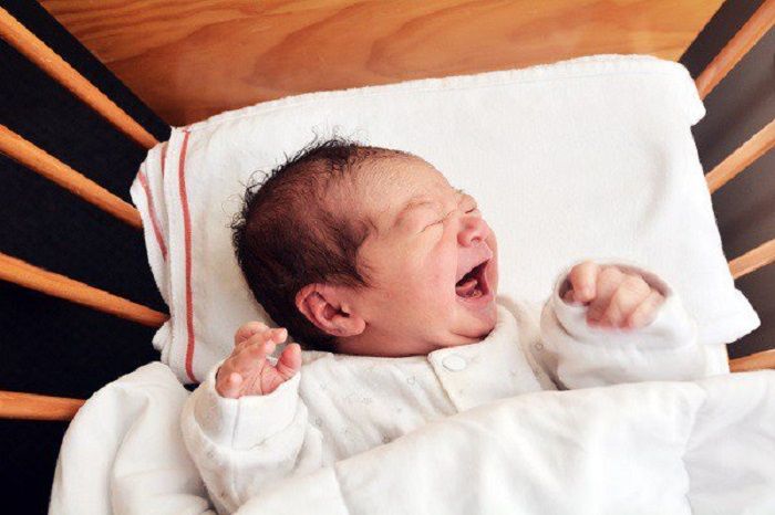 Em bé khóc đêm như thế nào là bình thường?