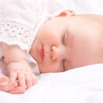 Em bé ngủ hay giật mình đáng lo không? Làm sao để khắc phục?