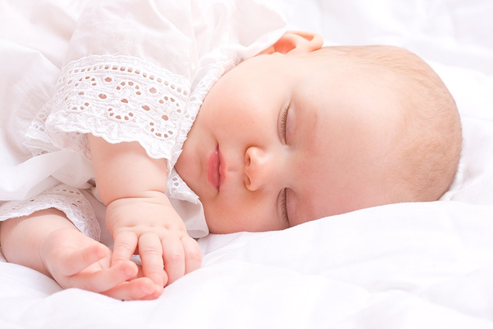Tình trạng em bé ngủ hay giật mình diễn ra rất phổ biến.