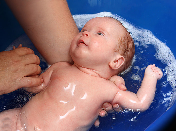 Những tác dụng lớn khi bố mẹ tắm rửa cho bé đúng cách