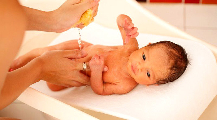 Tắm cho trẻ cẩn thận đặc biệt với trường hợp bé chưa rụng rốn