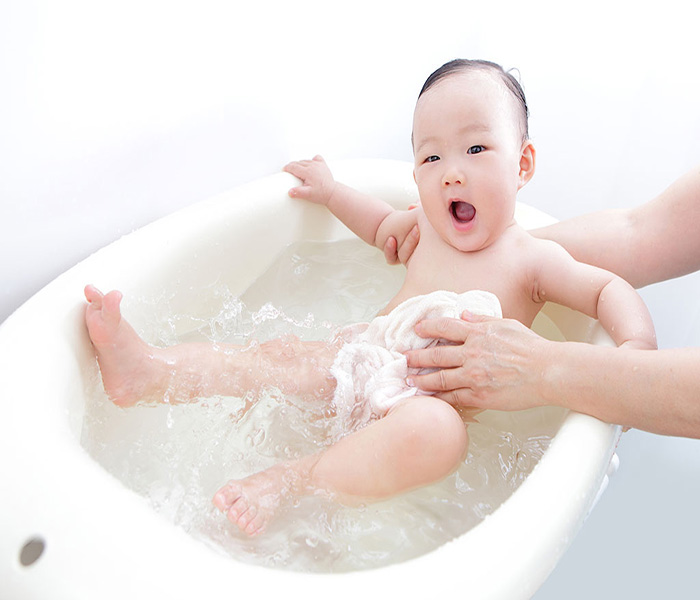 Cần xác định thời gian tắm cho trẻ phù hợp và tắm trong khoảng thời điểm thích hợp