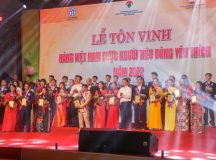 Giúp việc Hồng Doan nhận danh hiệu tại lễ Tôn Vinh Sản Phẩm Dịch Vụ Việt Nam được người tiêu dùng yêu thích 2022