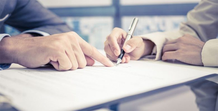 Trước khi đặt bút ký, bạn nhớ đọc kỹ các điều khoản có trong hợp đồng