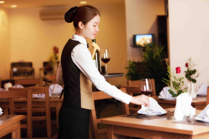 Nhân viên phục vụ nhà hàng vị trí làm việc không cần bằng cấp đáng để thử