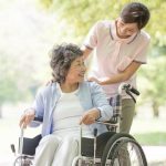 Lương giúp việc chăm người già hiện nay là bao nhiêu?