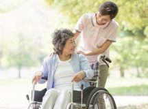 Lợi ích khi thuê giúp việc chăm người già