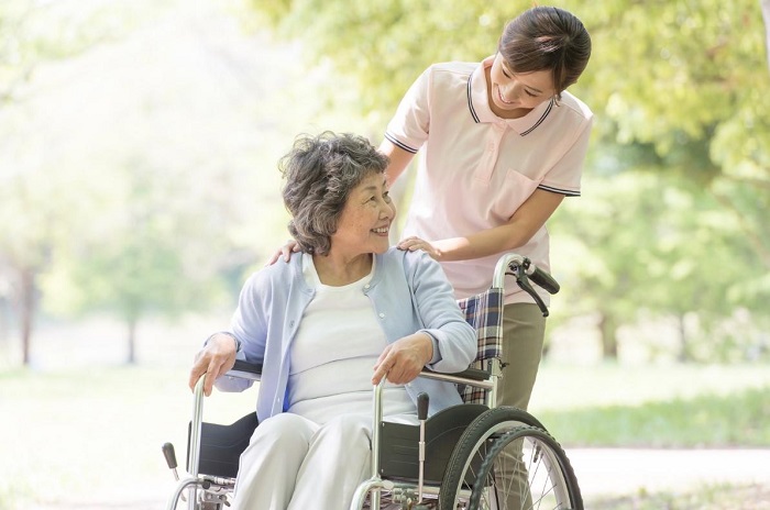 Lương giúp việc chăm người già hiện nay là bao nhiêu?