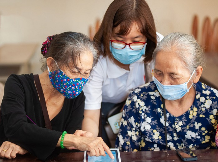 Giúp việc chăm người già là công việc vất vả, đòi hỏi nhiều kỹ năng