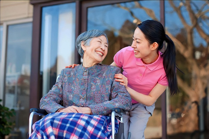 Để người giúp việc có thể chăm sóc tốt nhất cho người già, chủ nhà cần đối xử hòa nhã với họ