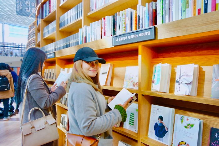 Sinh viên sử dụng thư viện để tiết kiệm chi phí học tập tại Hàn Quốc