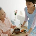 Tìm hiểu về dịch vụ chăm sóc người già tại nhà theo giờ