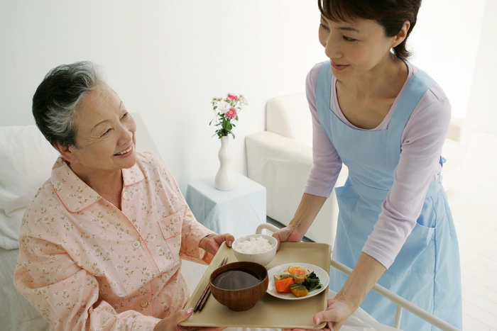 Dù thuê giúp việc chăm sóc người già ở đâu bạn cũng cần chú ý đến một số kỹ năng