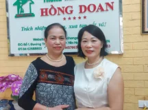 Cô Đóa cùng giám đốc Hồng Doan chụp ảnh kỷ niệm chia tay