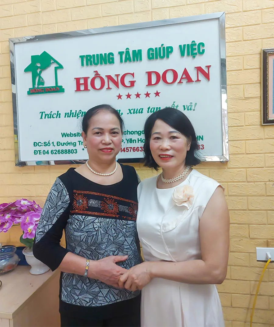 Cô Đóa cùng giám đốc Hồng Doan chụp ảnh kỷ niệm chia tay
